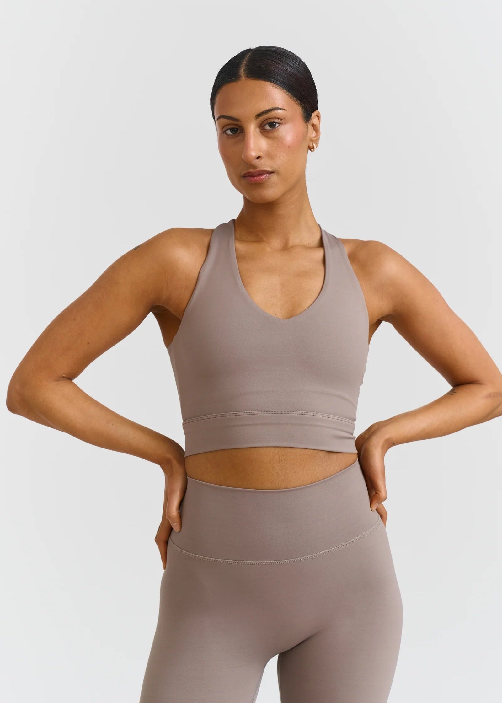 SOFTSCULPT V-NECK CROSS BACK BRA - CLAY