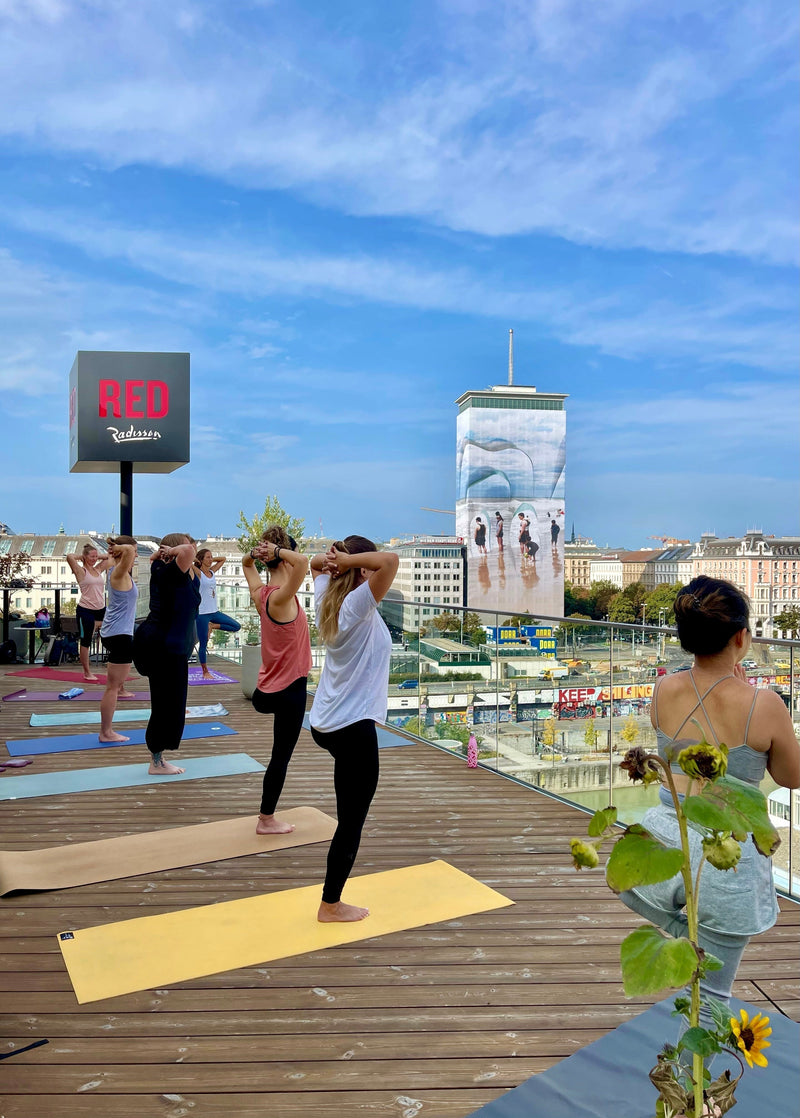 Rooftop Yoga & Breakfast im Radisson RED Vienna