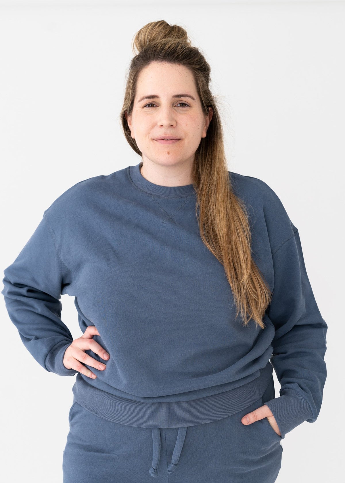 ALMA UNISEX SWEATSHIRT