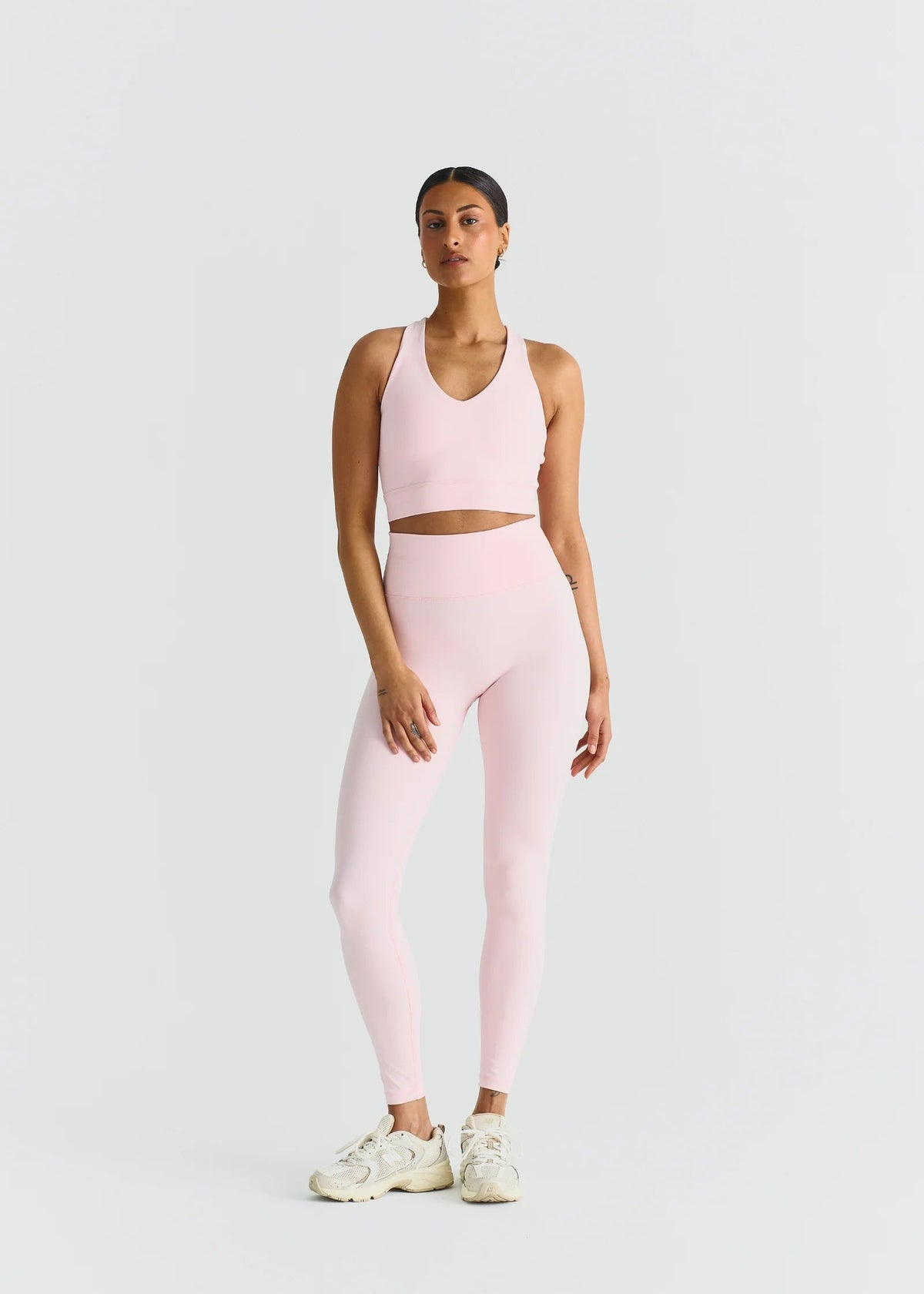 SOFTSCULPT V-NECK CROSS BACK BRA -BALLET SLIPPER