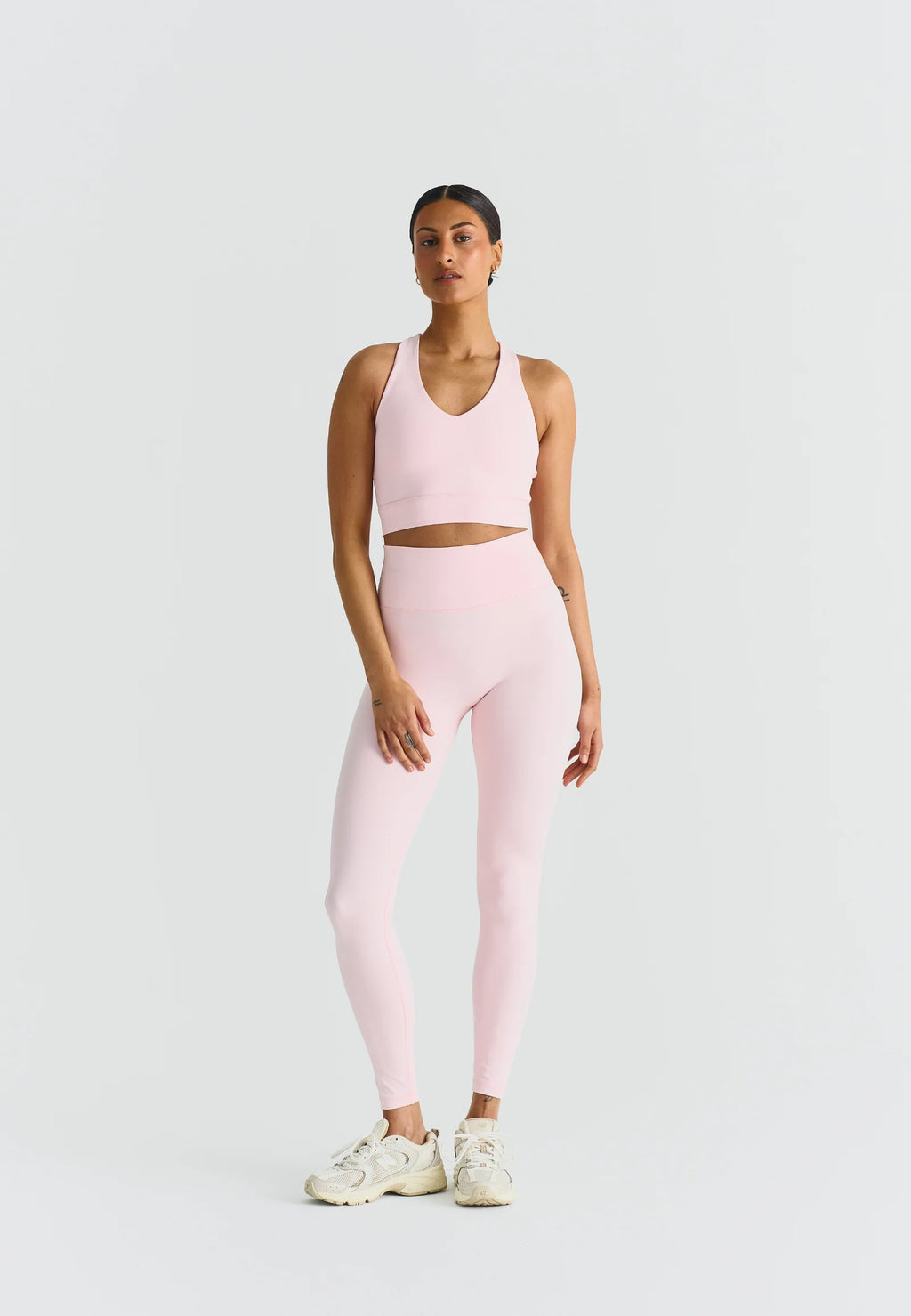 SOFTSCULPT V-NECK CROSS BACK BRA -BALLET SLIPPER