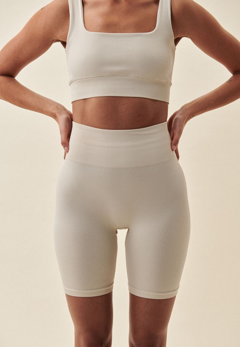 RIBBED SEAMLESS SHORTS - MARSHMALLOW